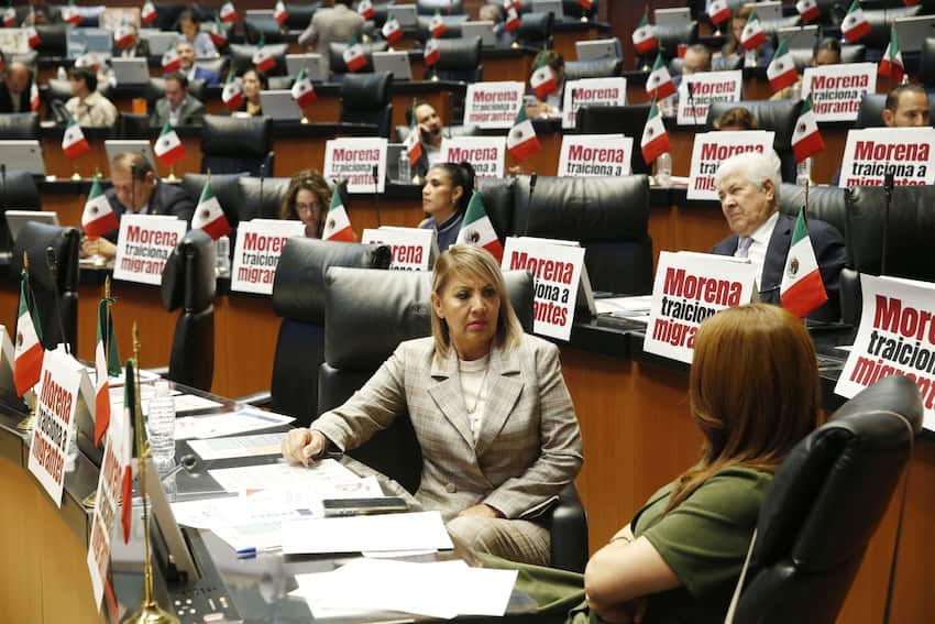Miembros del Partido Acción Nacional (PAN), realizaron una protesta en el pleno del Senado bajo el argumento de que esta reforma a la Constitución representa una traición a los migrantes.
