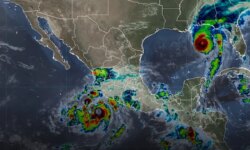 Simón, fortaleciéndose rápidamente, podría llegar a Jalisco o Colima como huracán importante este fin de semana